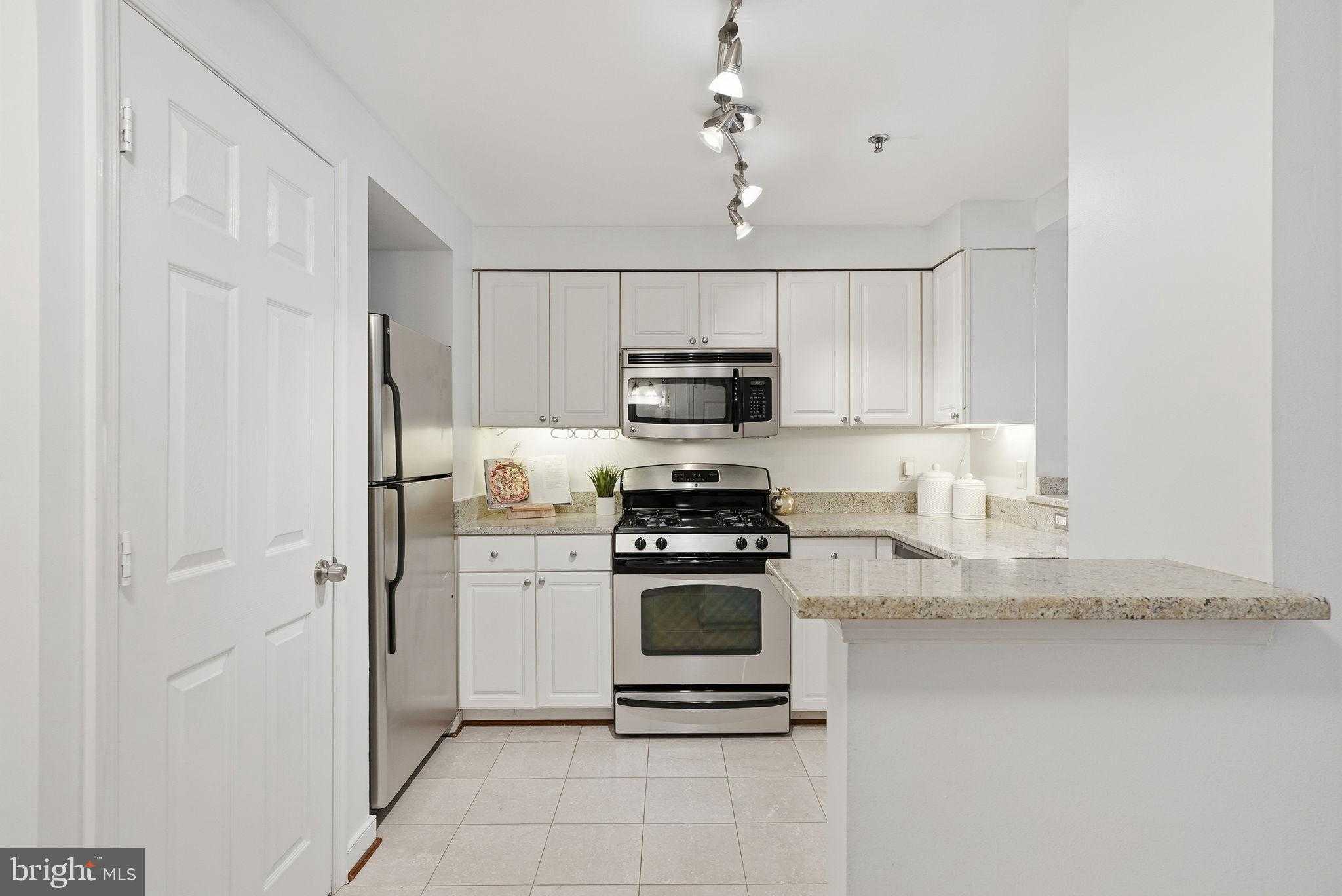 1050 N Taylor St photo 14