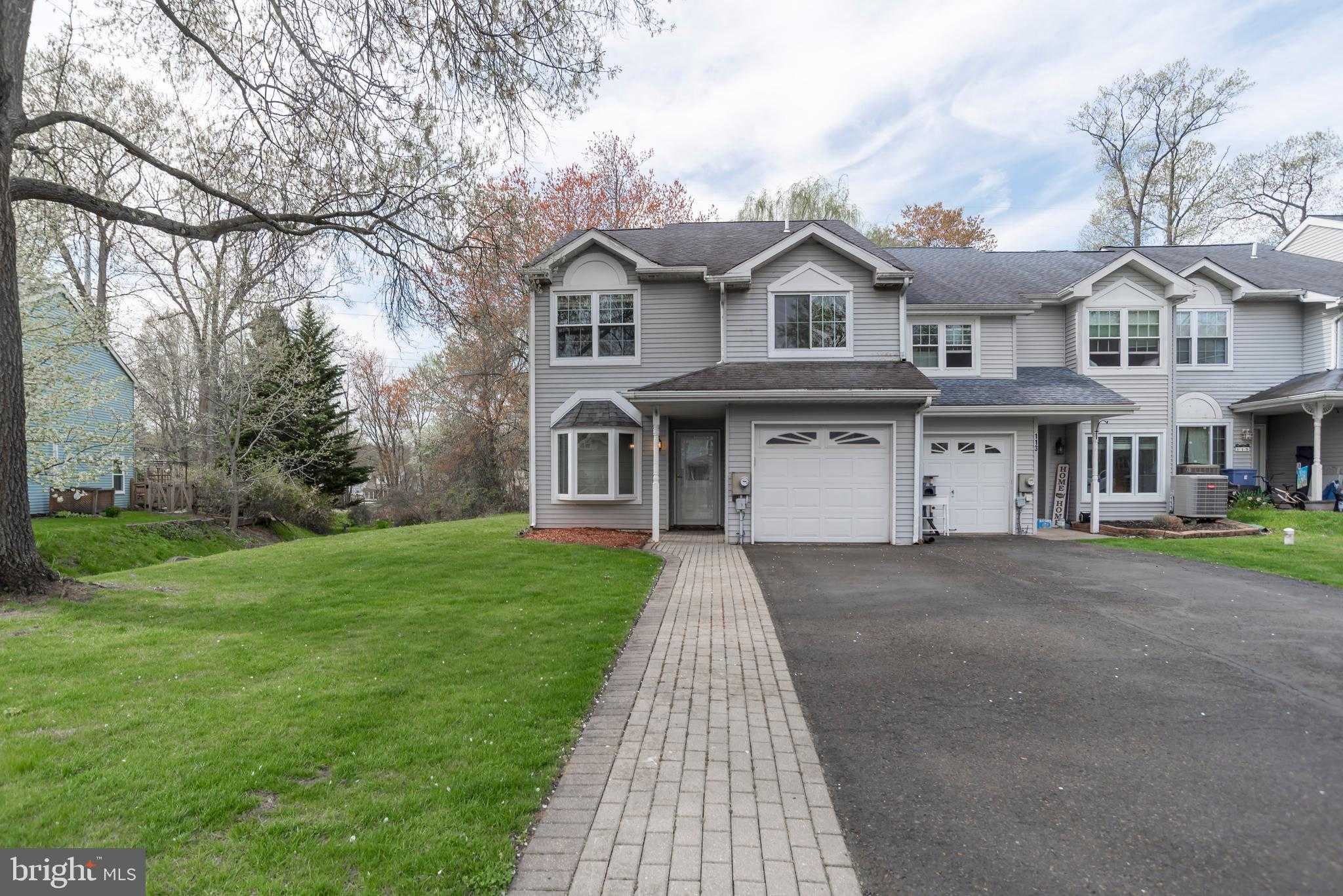 111 Sarahs Ln photo 2