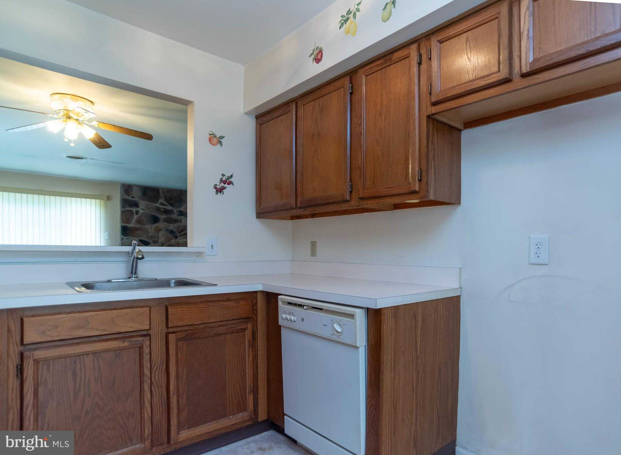 111 Sarahs Ln photo 7