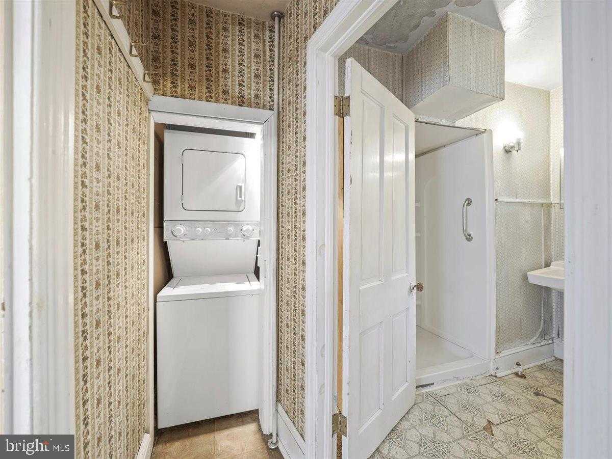 141 S Washington St photo 4