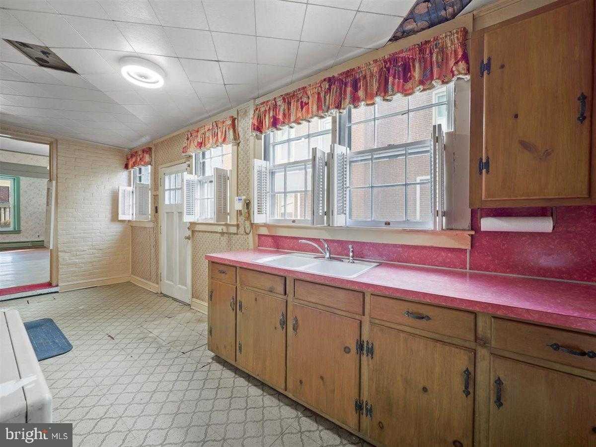 141 S Washington St photo 6