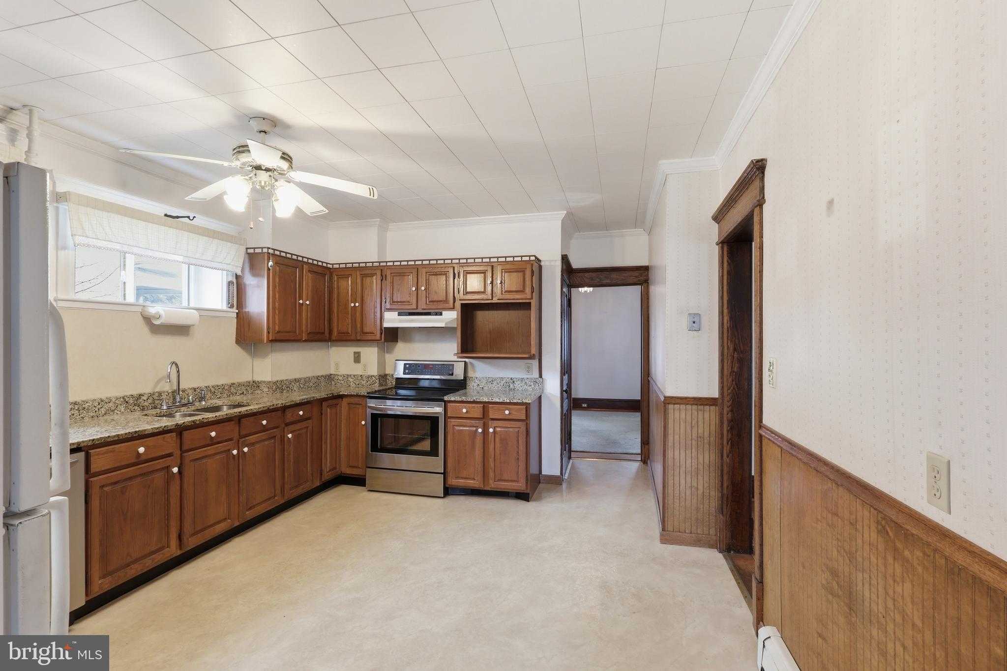 72 S Main St photo 17