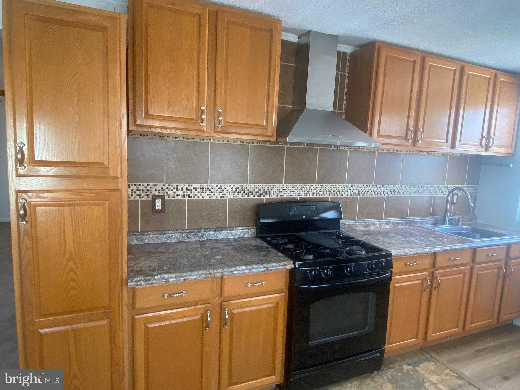 82 Circle Ave photo 2