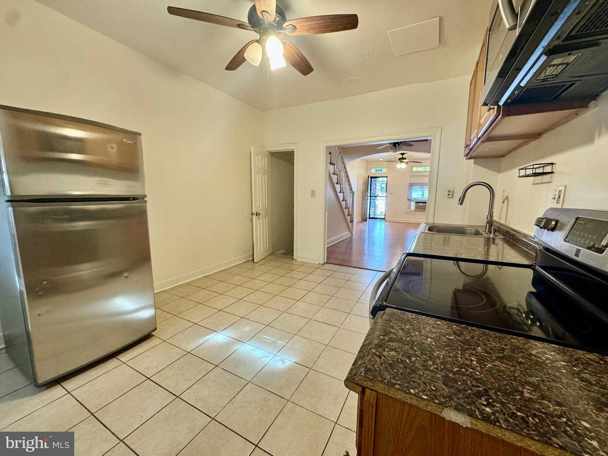 2811 E Biddle St photo 7