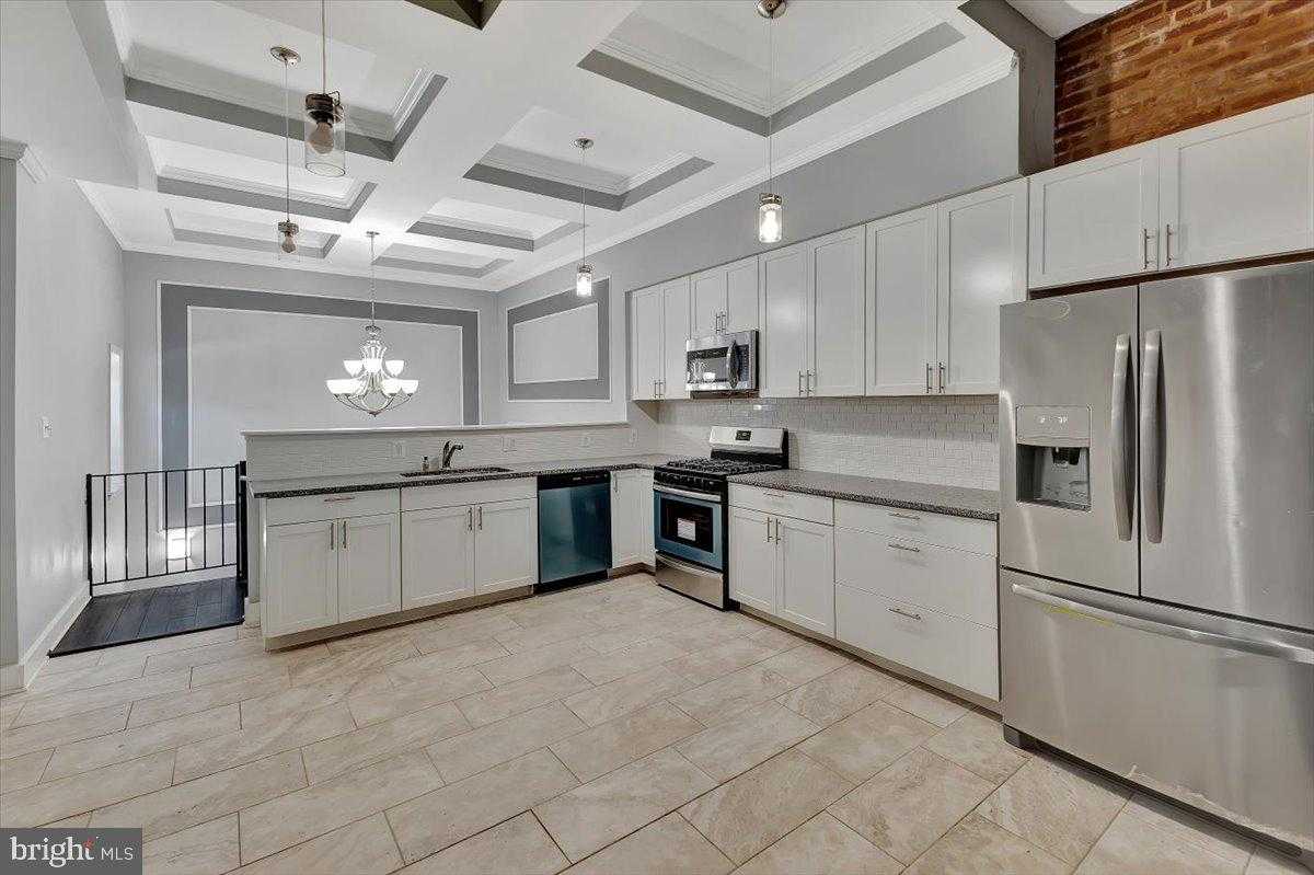 1541 N Bond St photo 3