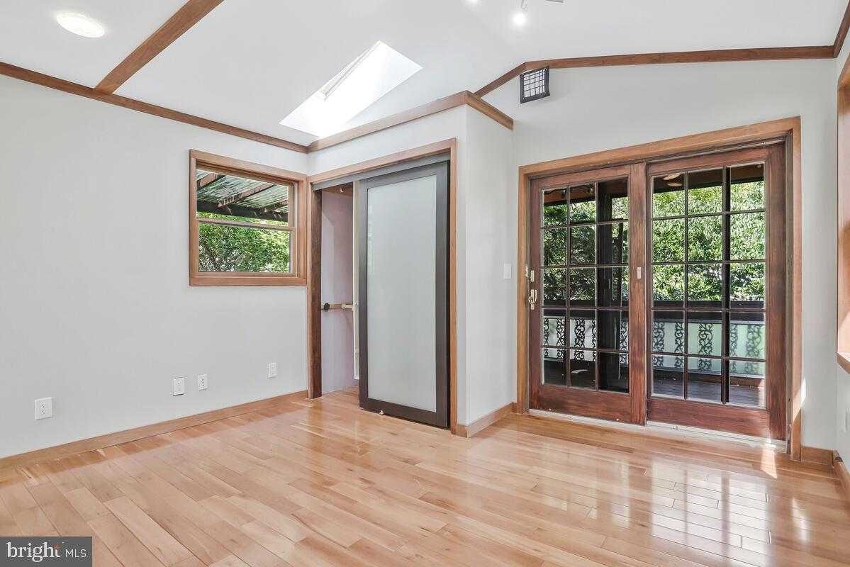 997 N Sycamore St photo 34