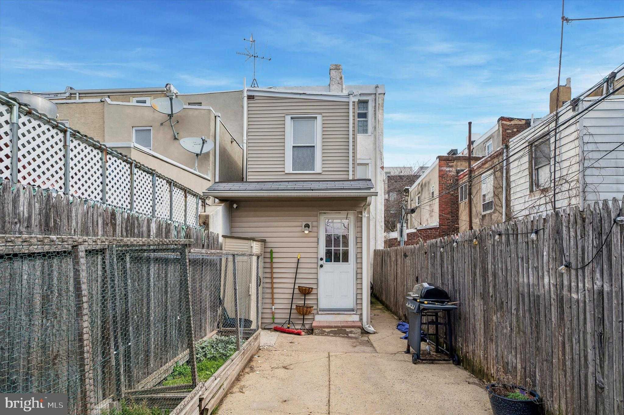 2042 E Huntingdon St photo 35