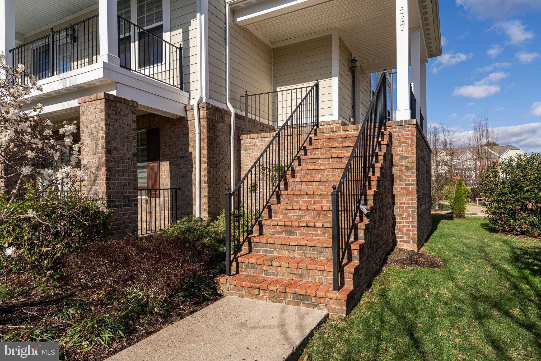 567 Van Buren St photo 2