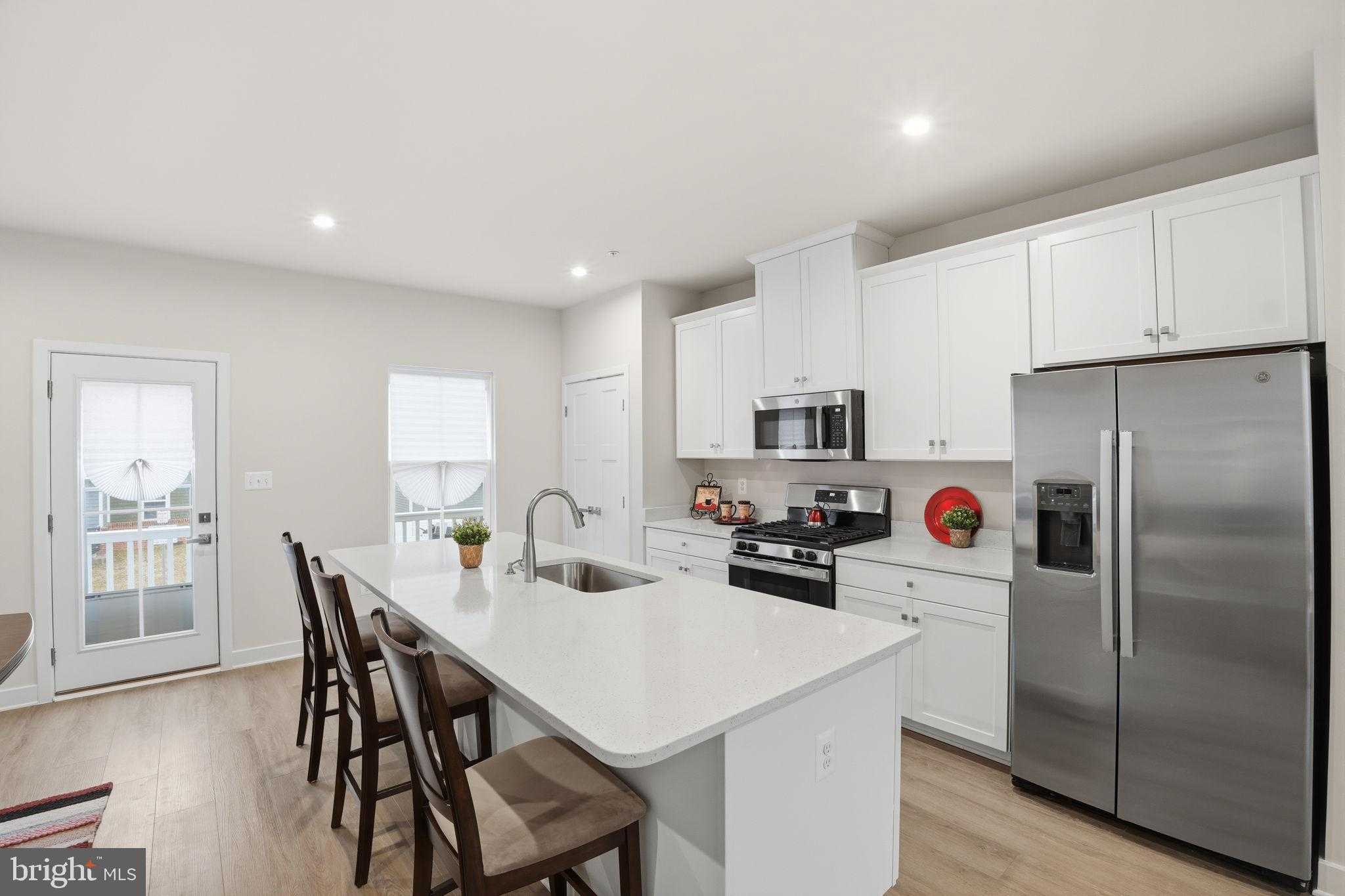 8437 Hamlin St photo 3