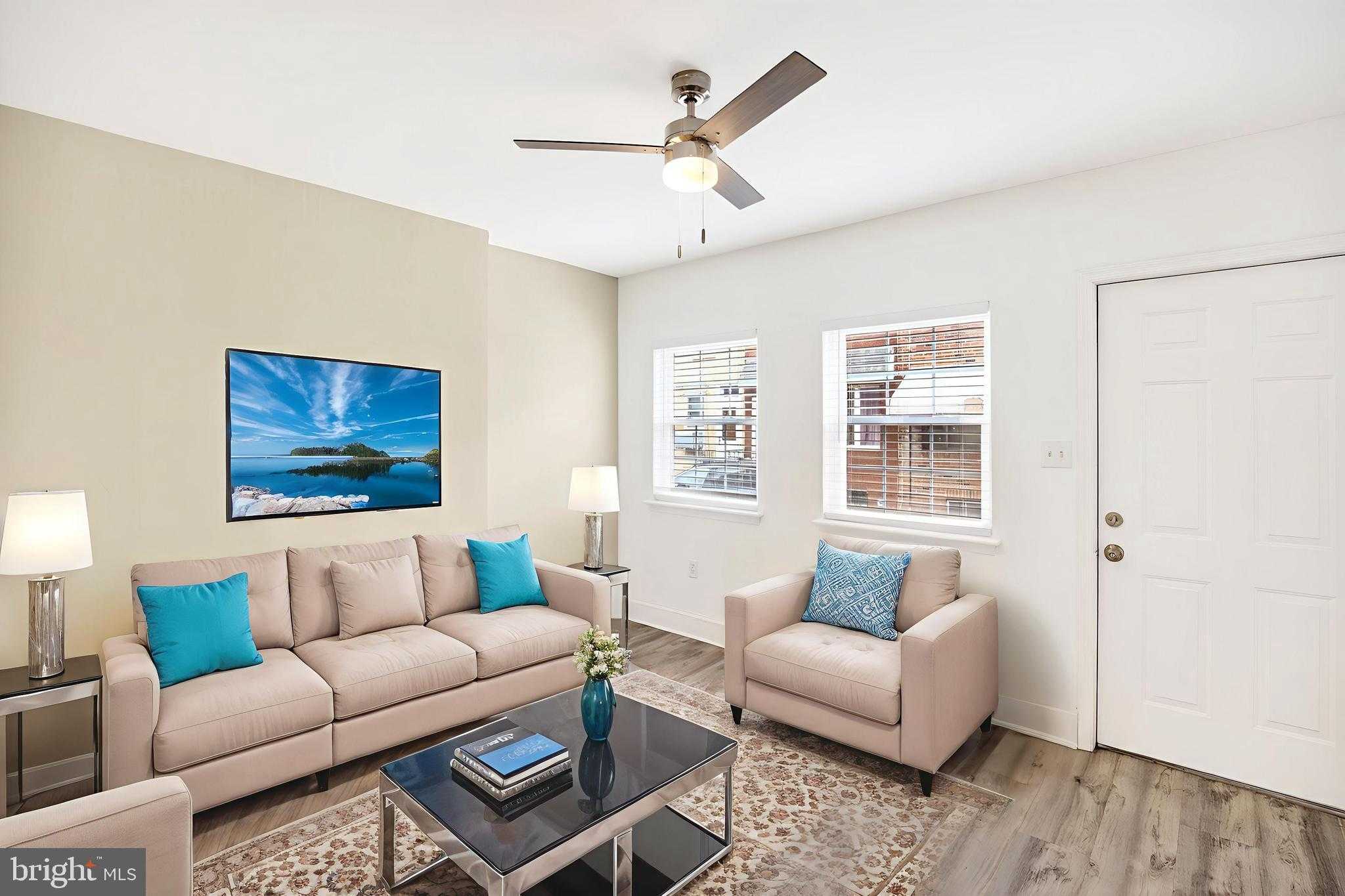 252 Sigel St photo 2