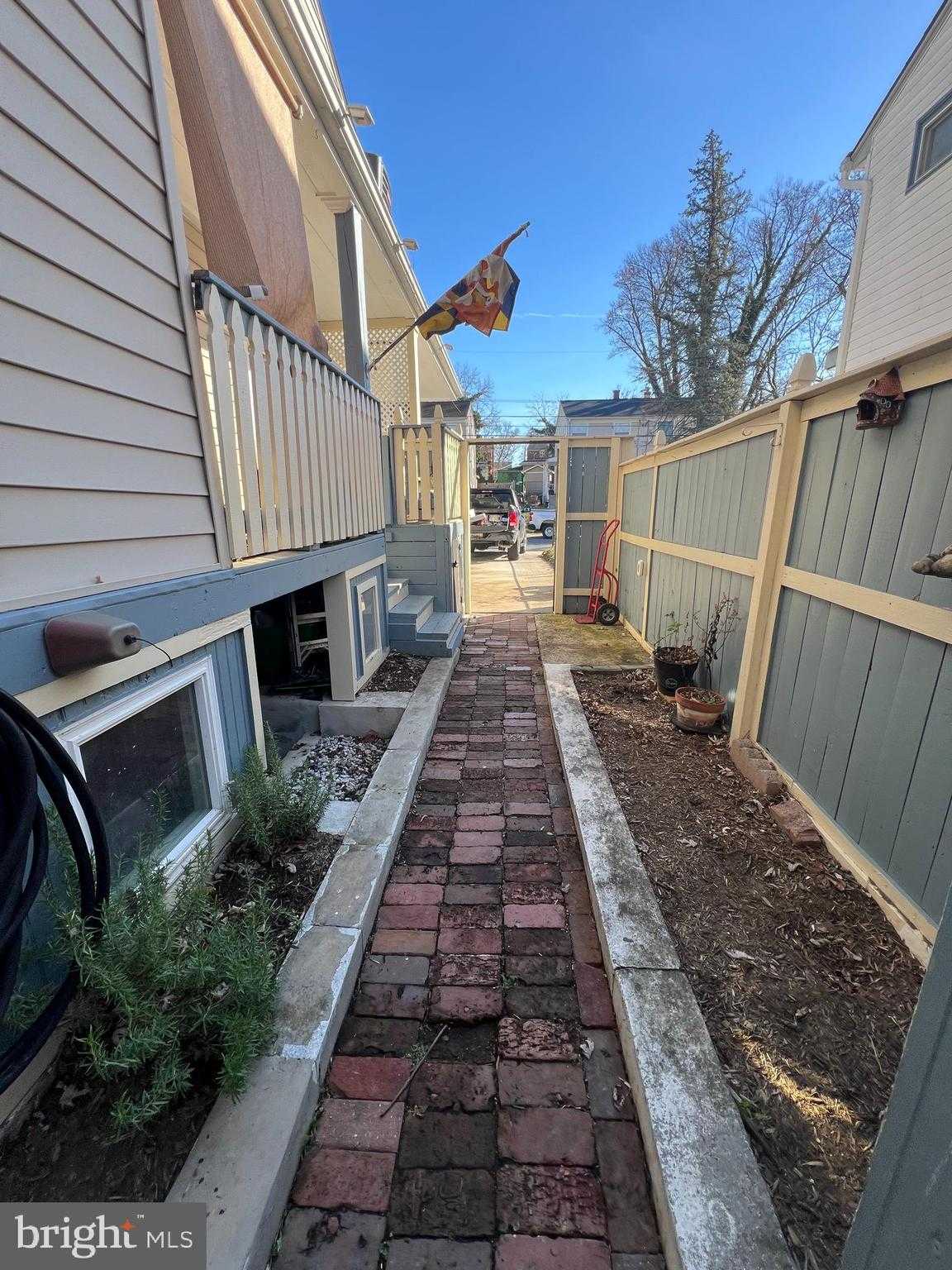 12220 Centerhill St photo 4