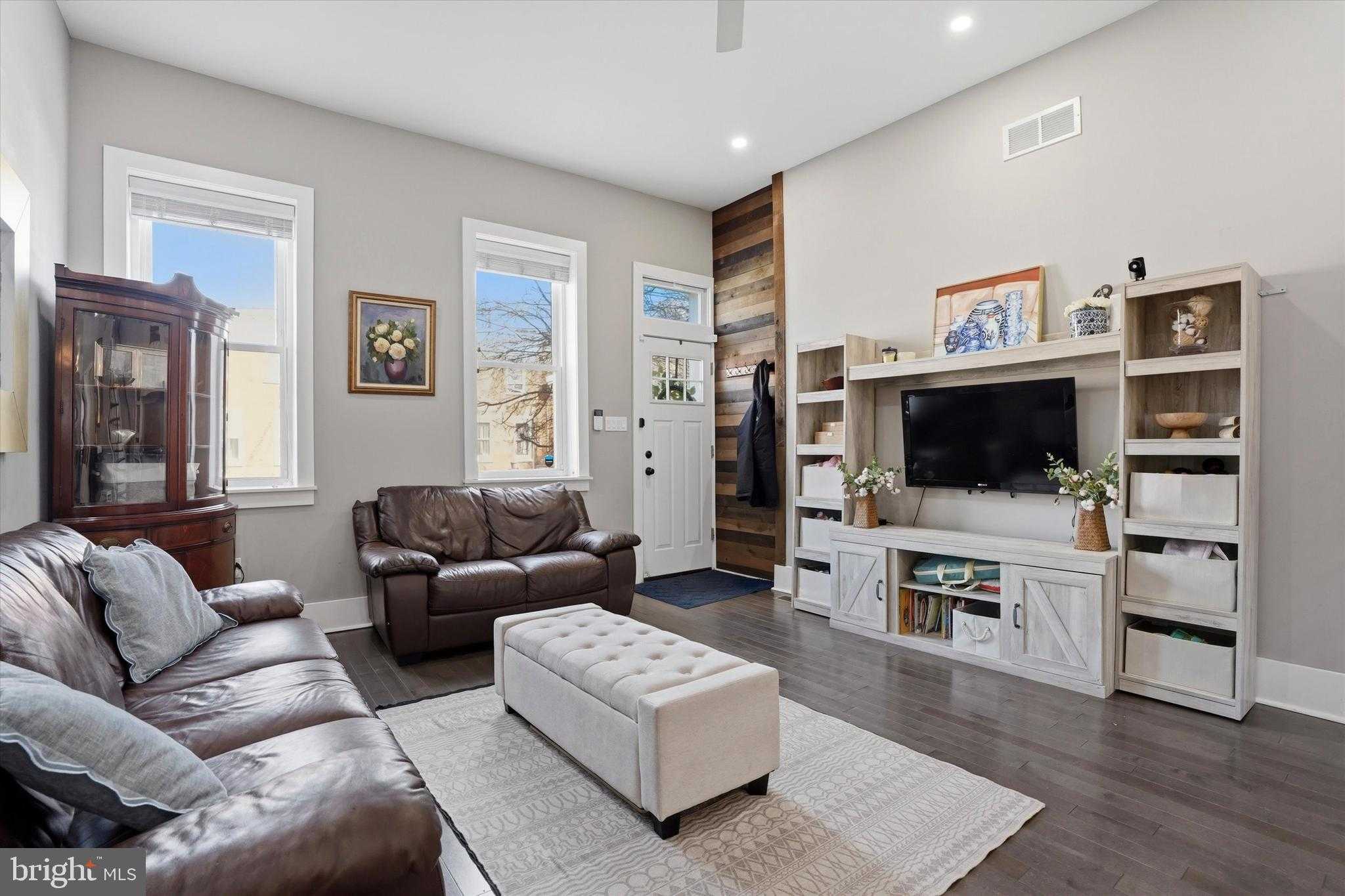 2526 Christian St photo 2