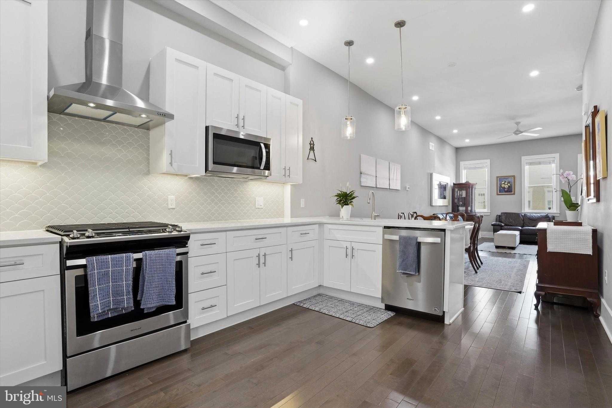 2526 Christian St photo 9