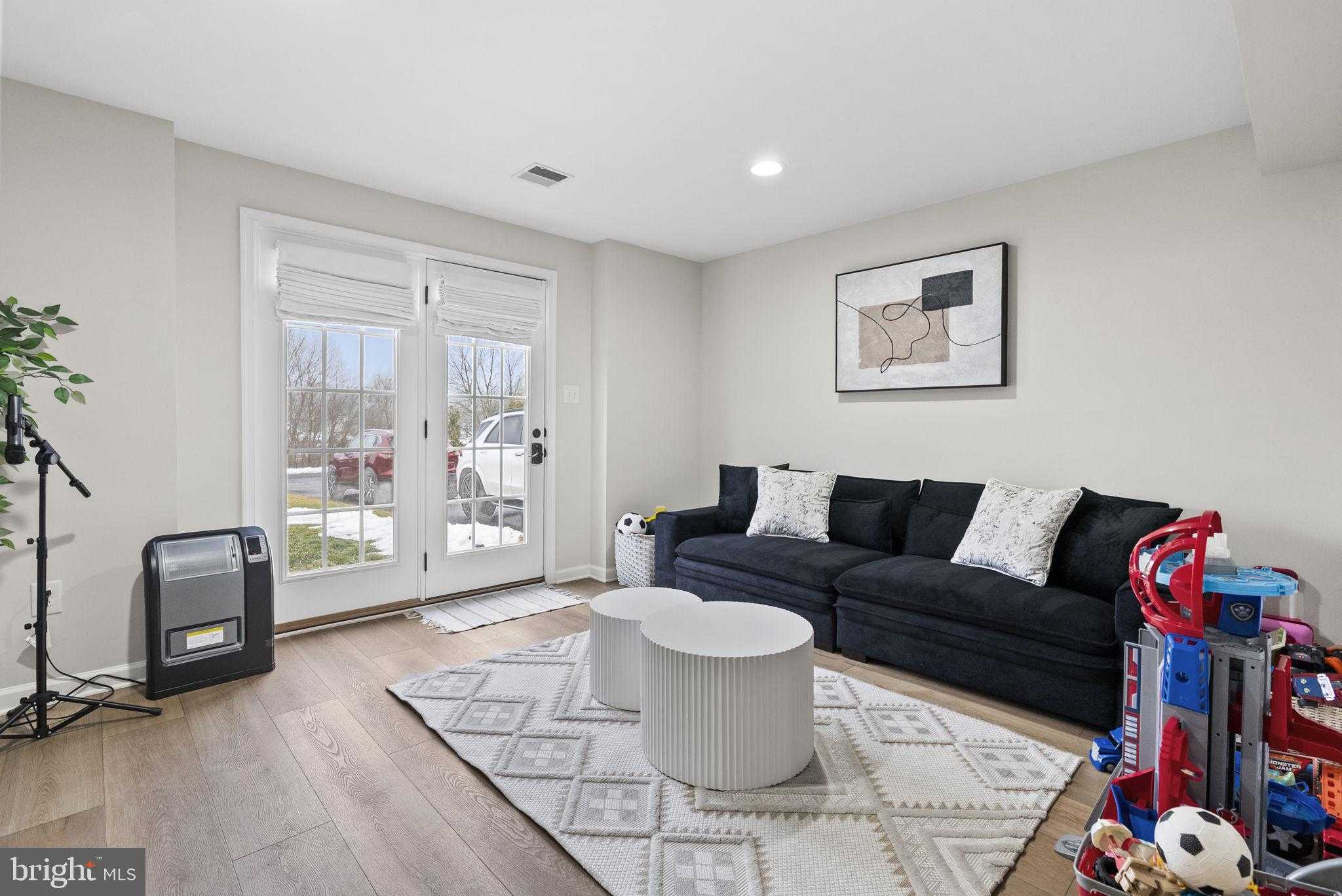 638 Bridge St photo 42