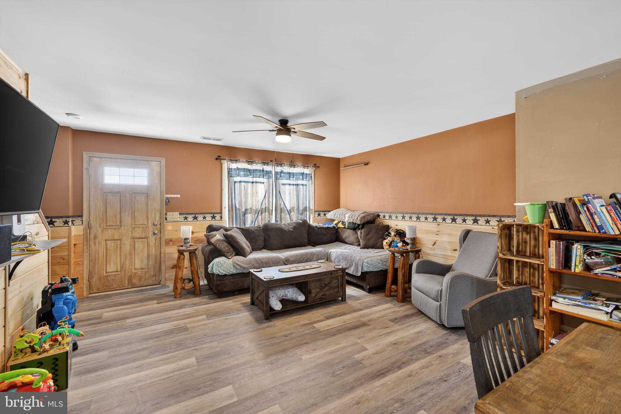 1112 Scruggs Ln photo 2