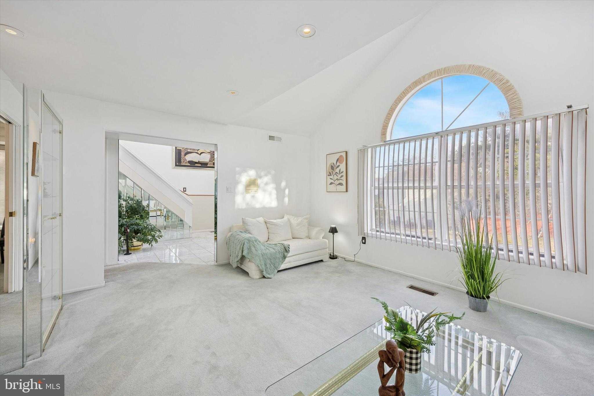 13349 Susan Ter photo 4