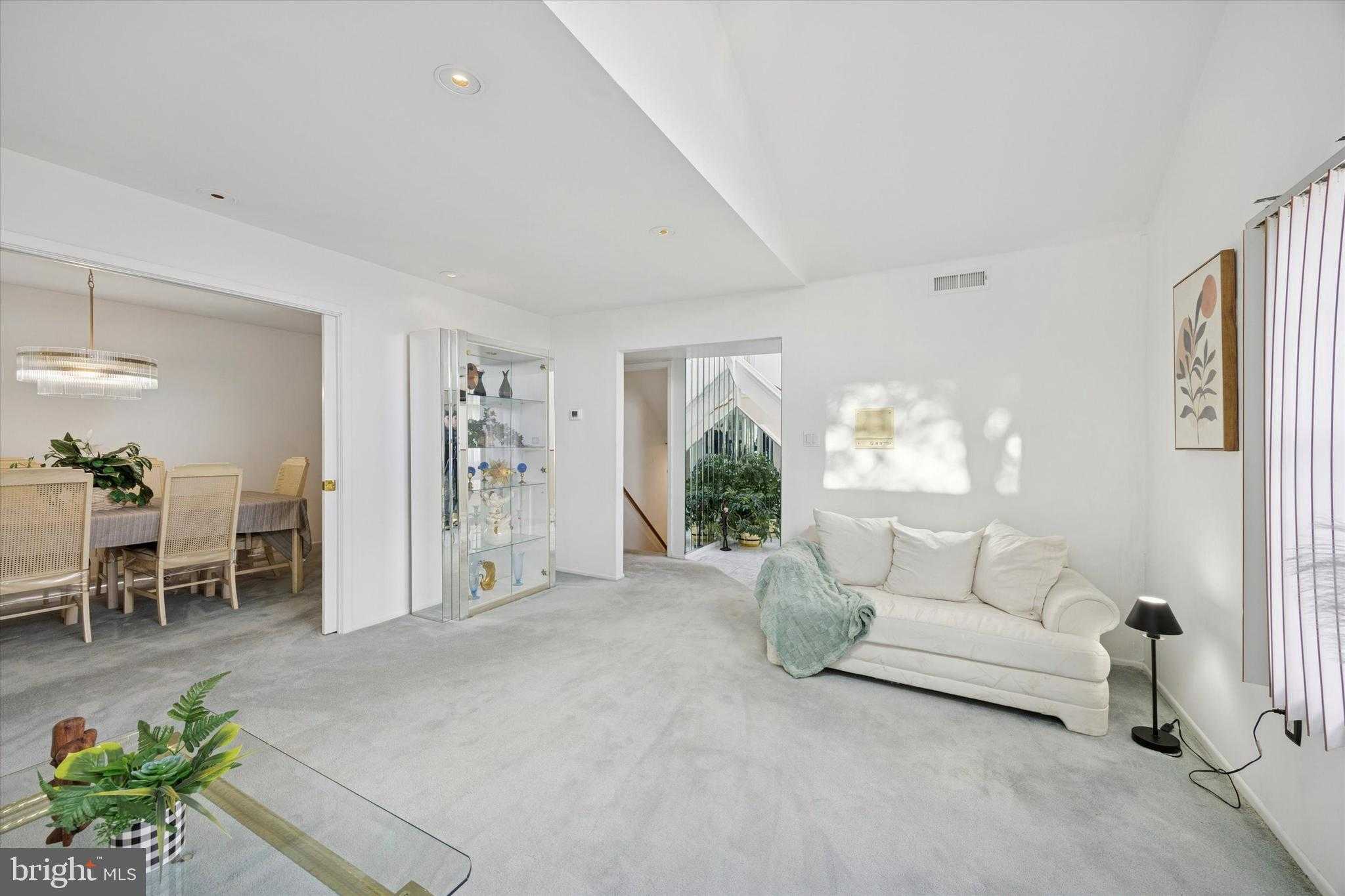 13349 Susan Ter photo 6