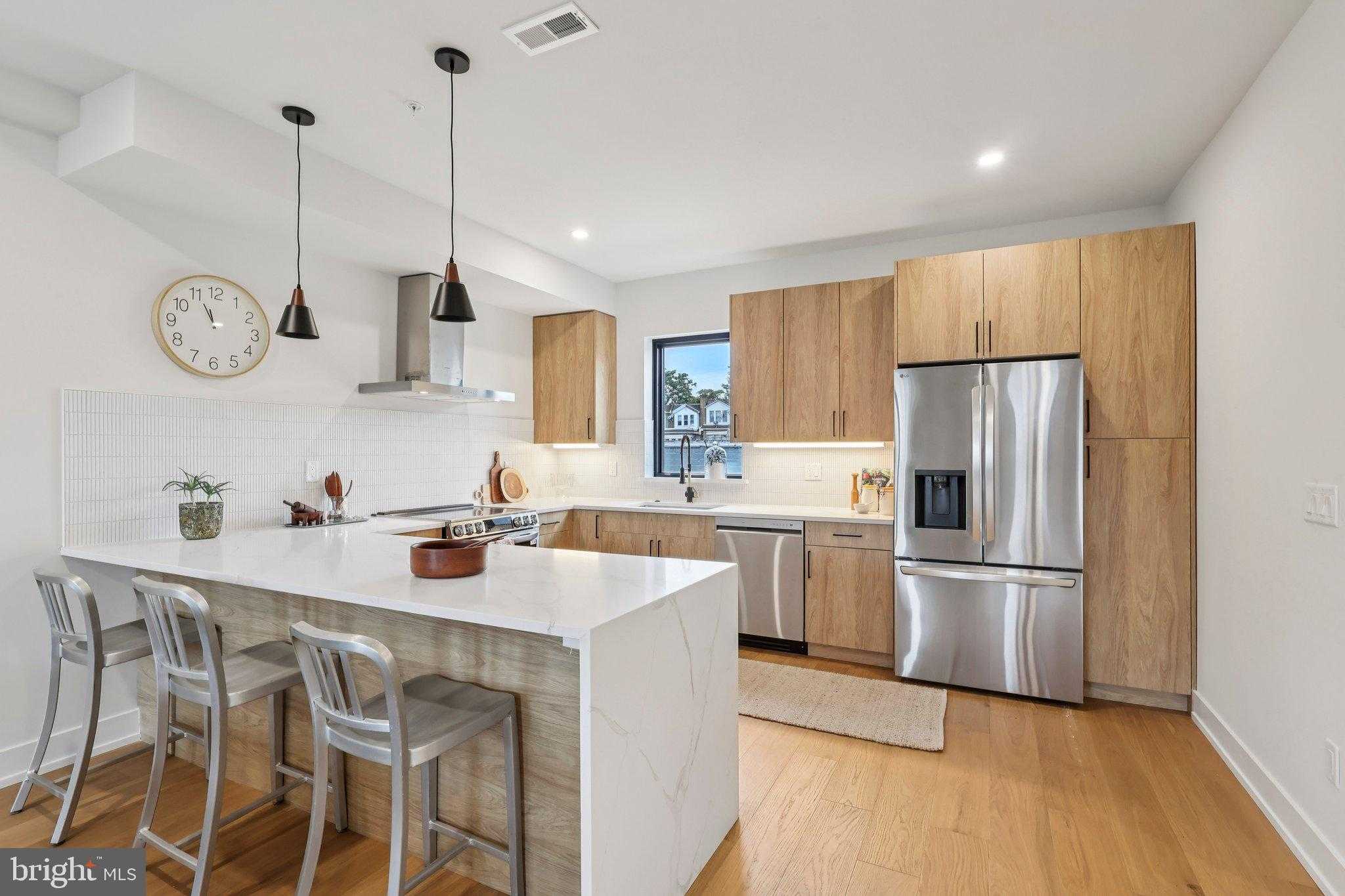 3409 W Lippincott St photo 2