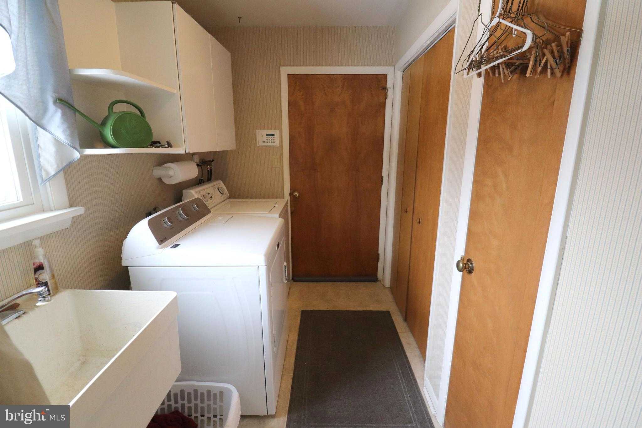 41 W Queen St photo 22