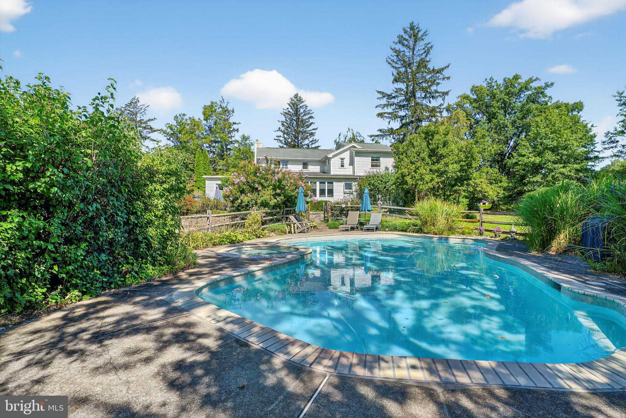 330 Fairhill Rd photo 2