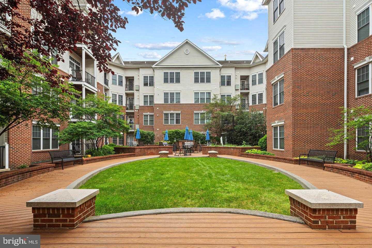 300 W Elm St photo 22