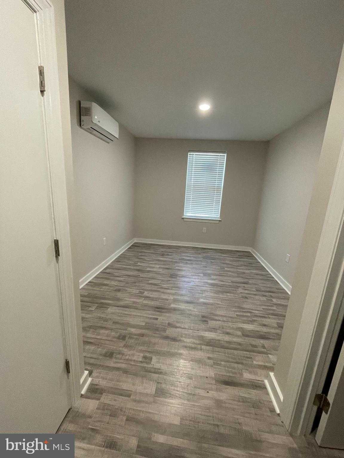 629 E Clementine St photo 2