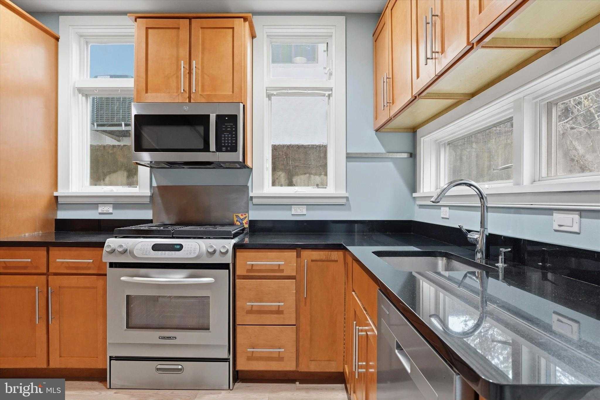 1040 N Leithgow St photo 23