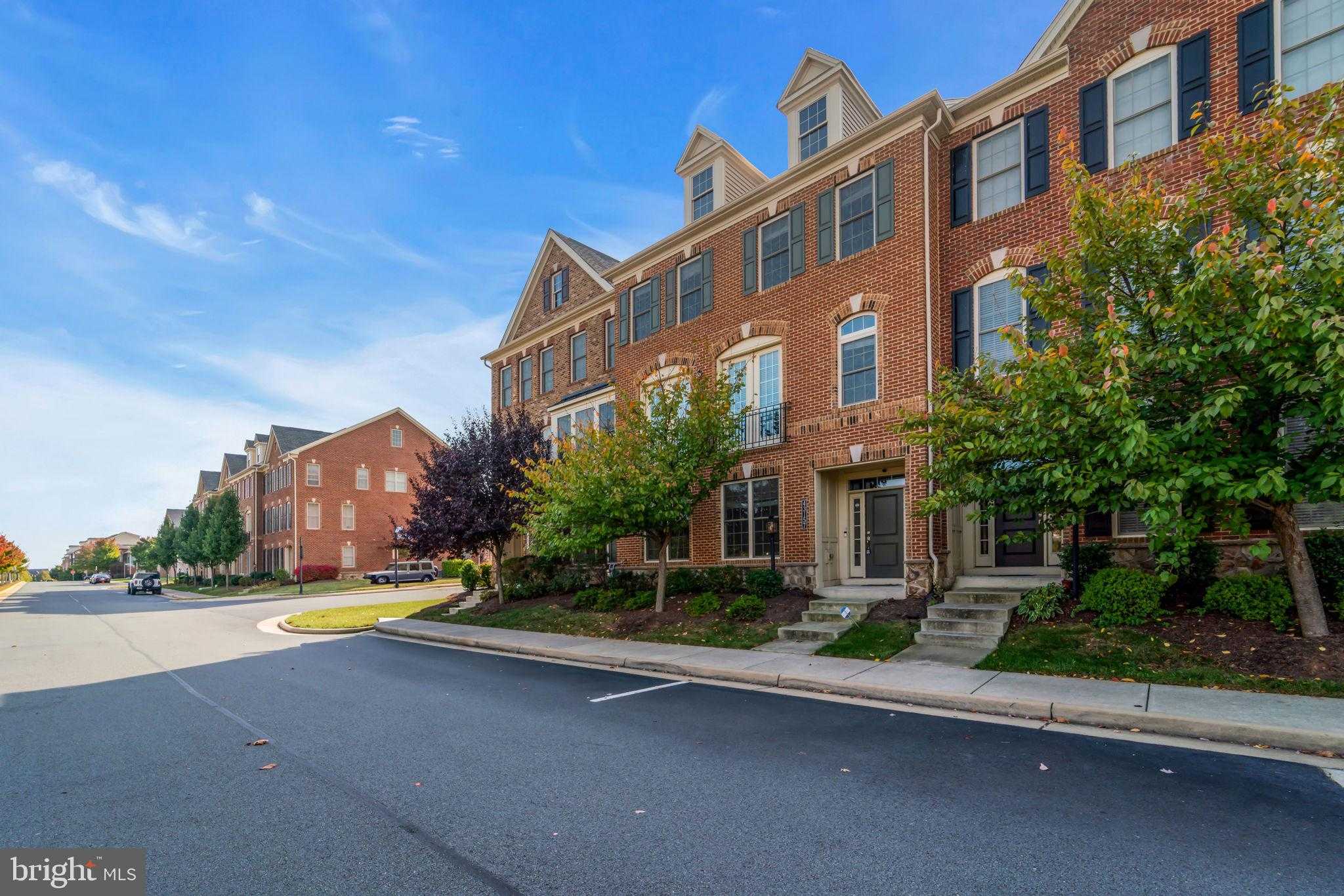 43157 Clarendon Sq photo 3