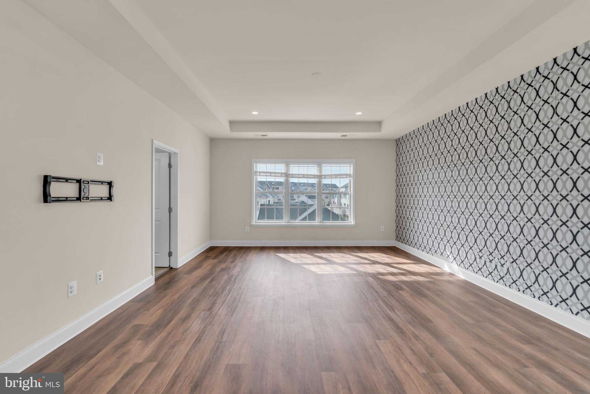 43157 Clarendon Sq photo 35