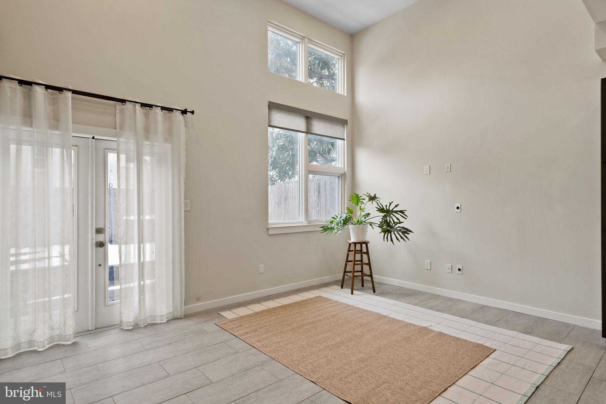 967 N Randolph St photo 11