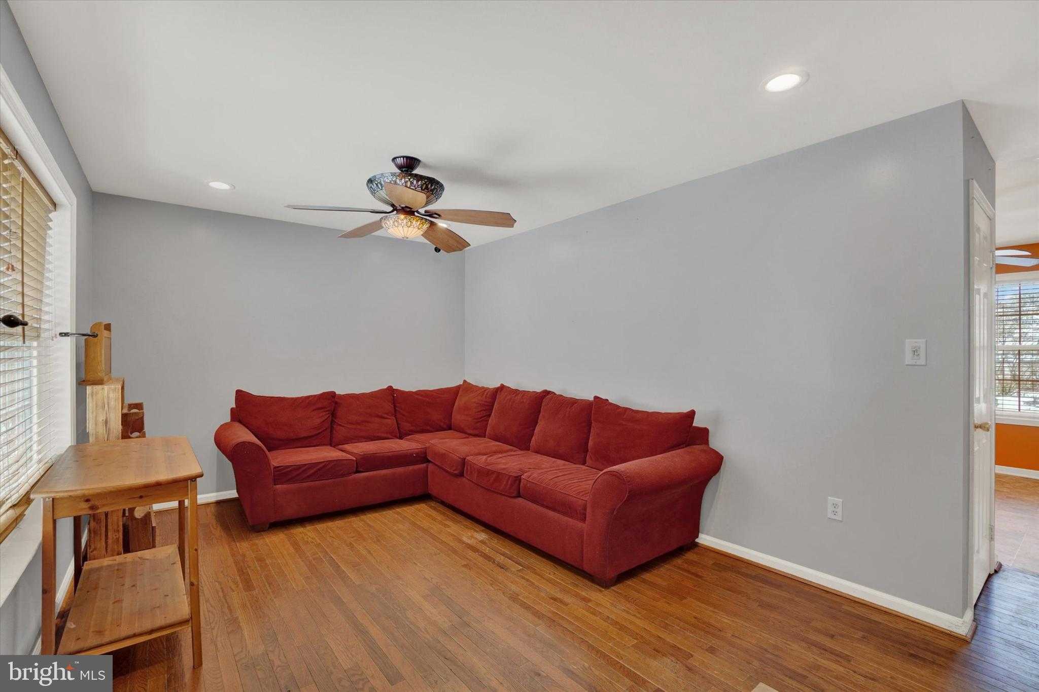 39 W George St photo 2