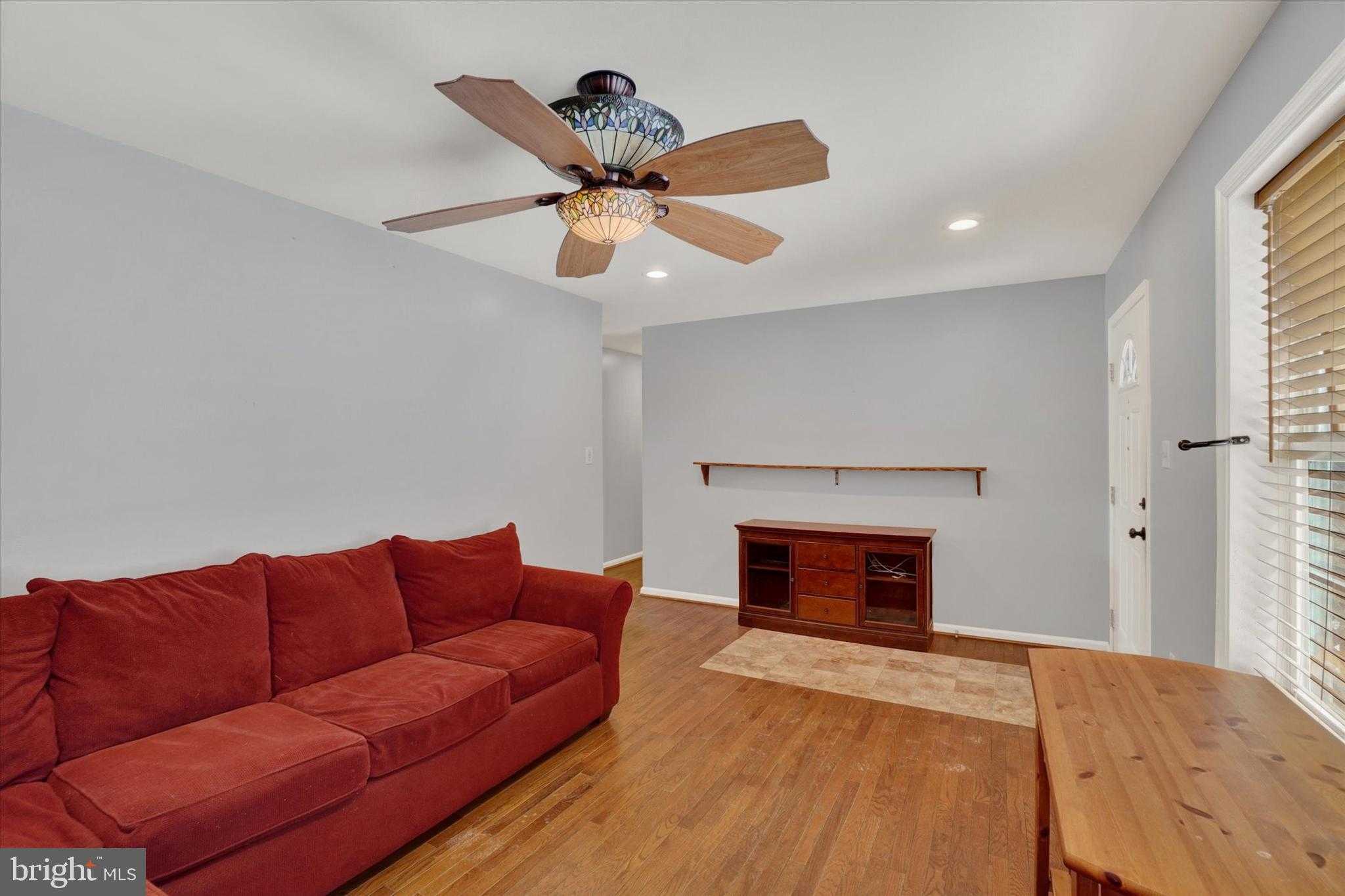 39 W George St photo 3