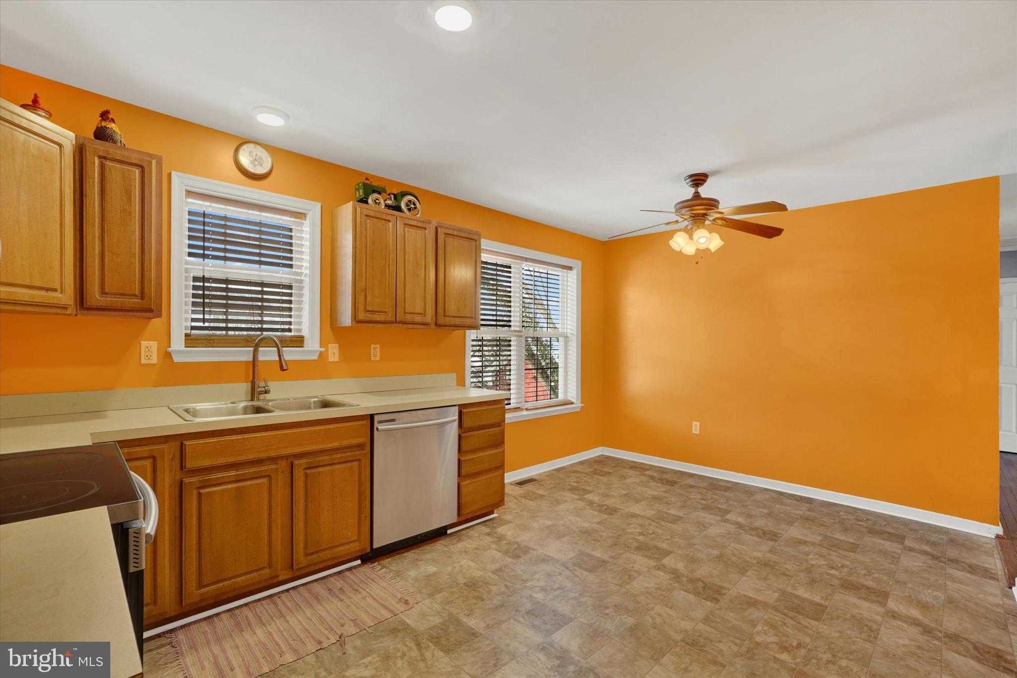 39 W George St photo 5