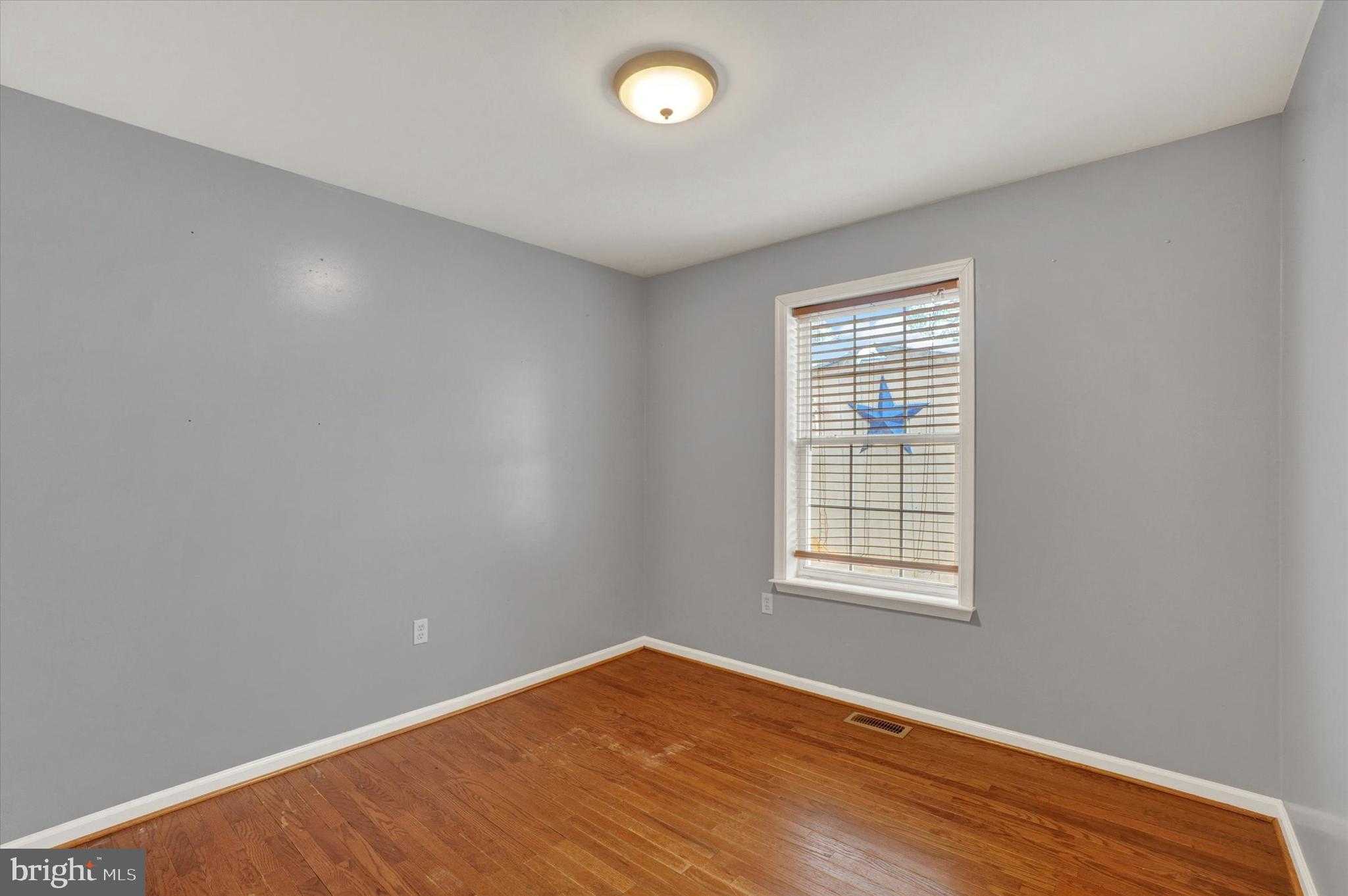 39 W George St photo 9