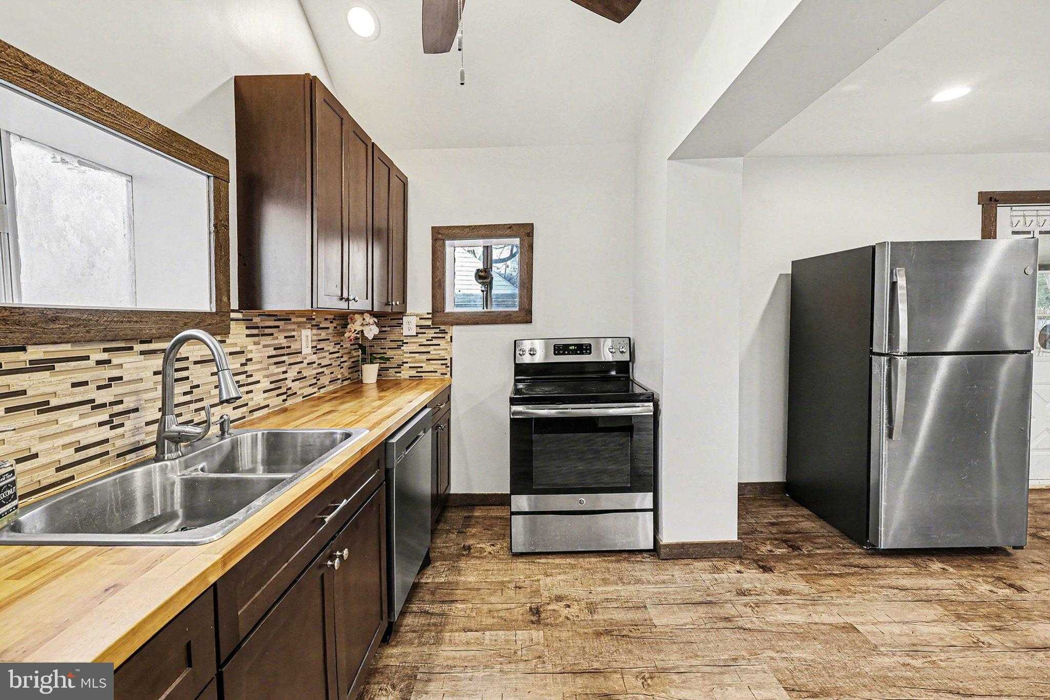 418 E Main St photo 4