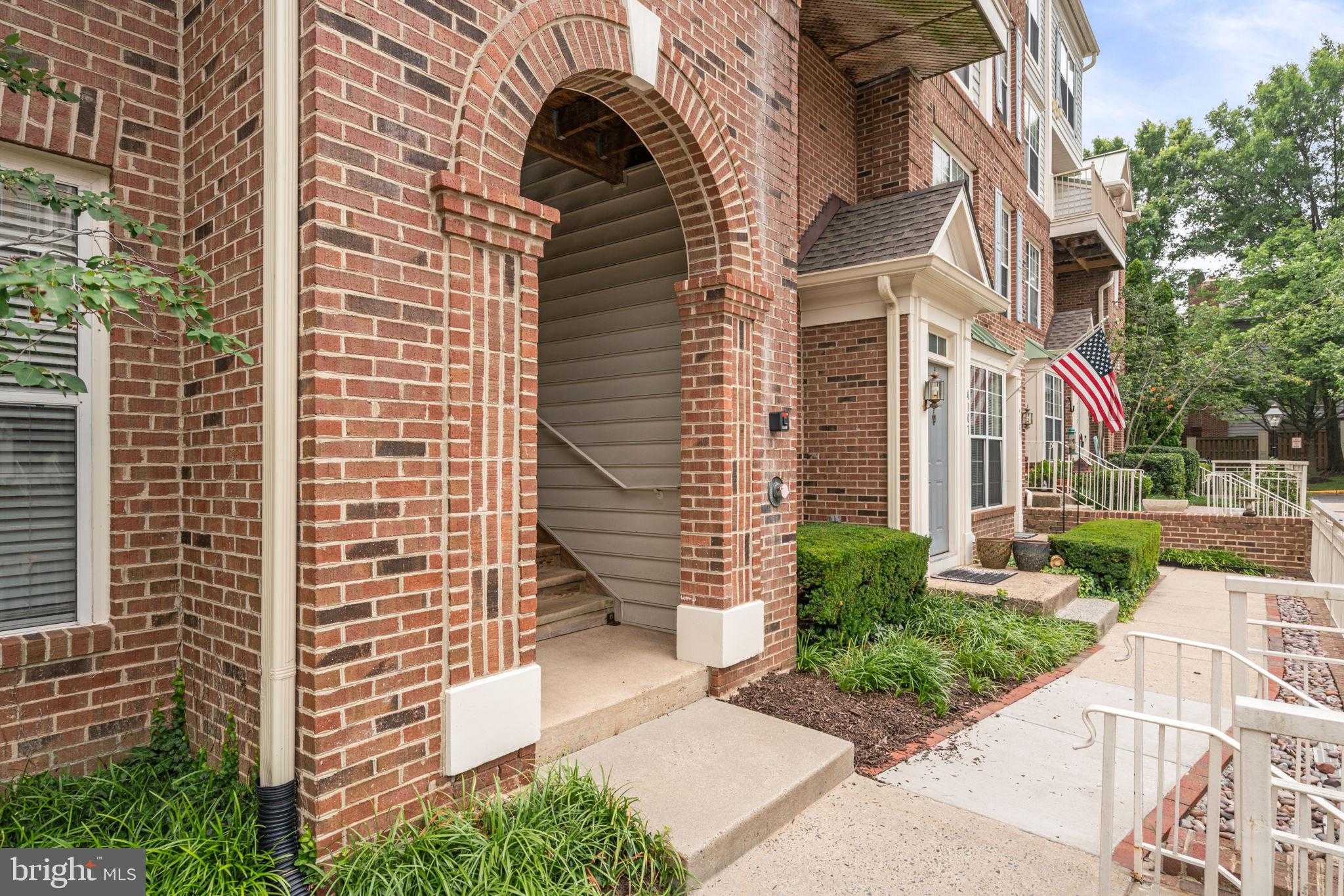 4105 Oxford Ln Apt 302 photo 2