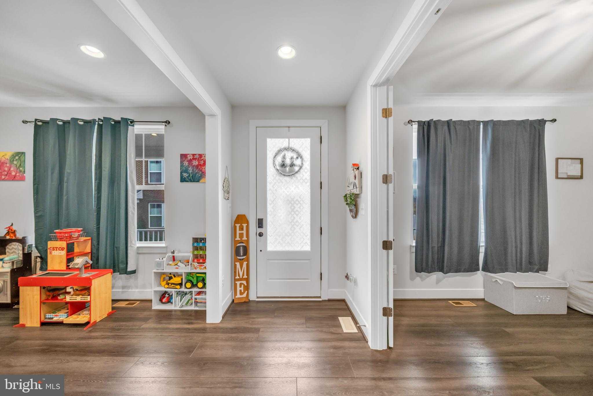 226 Redpoll Aly photo 2