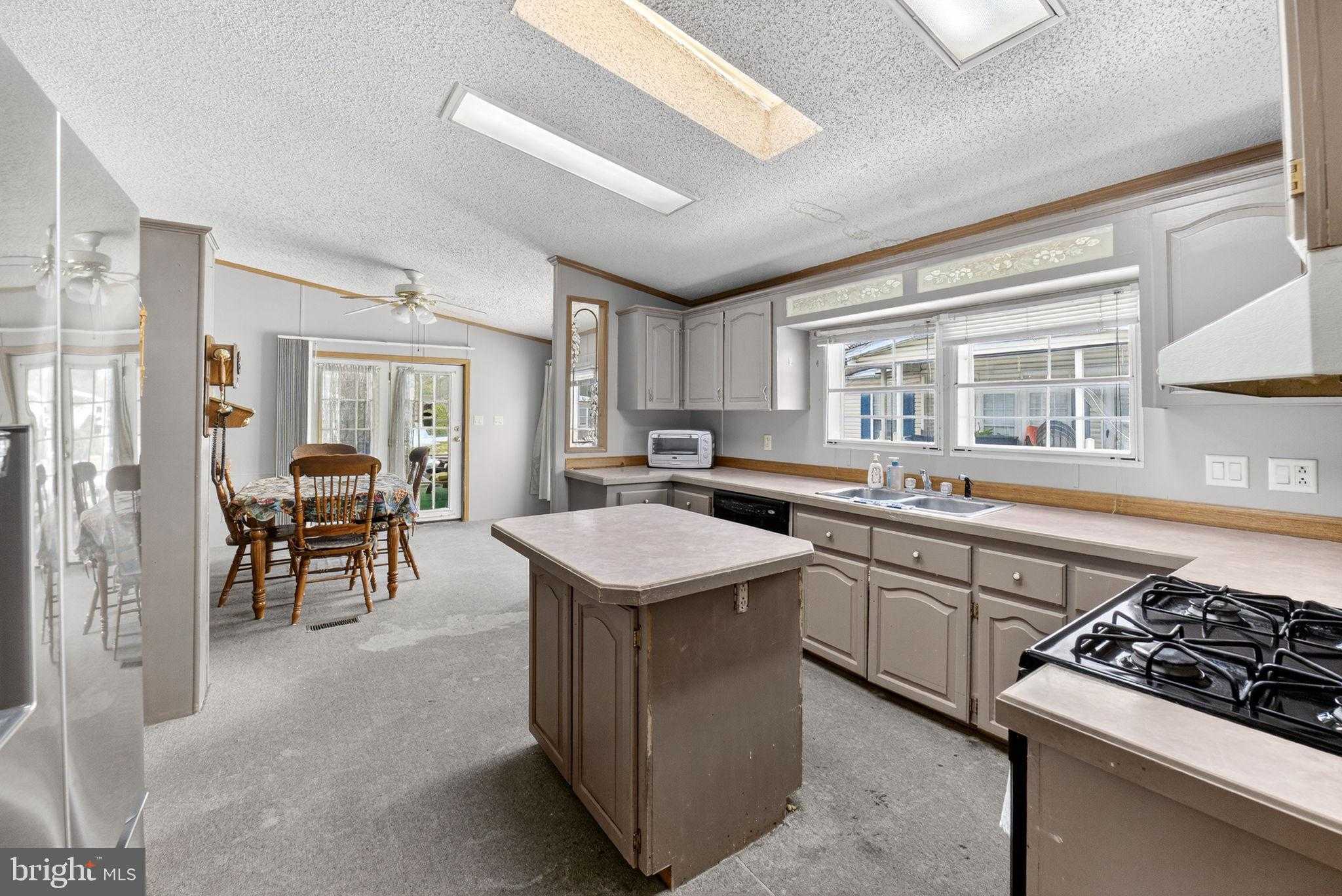 182 Greenbriar Dr S photo 8