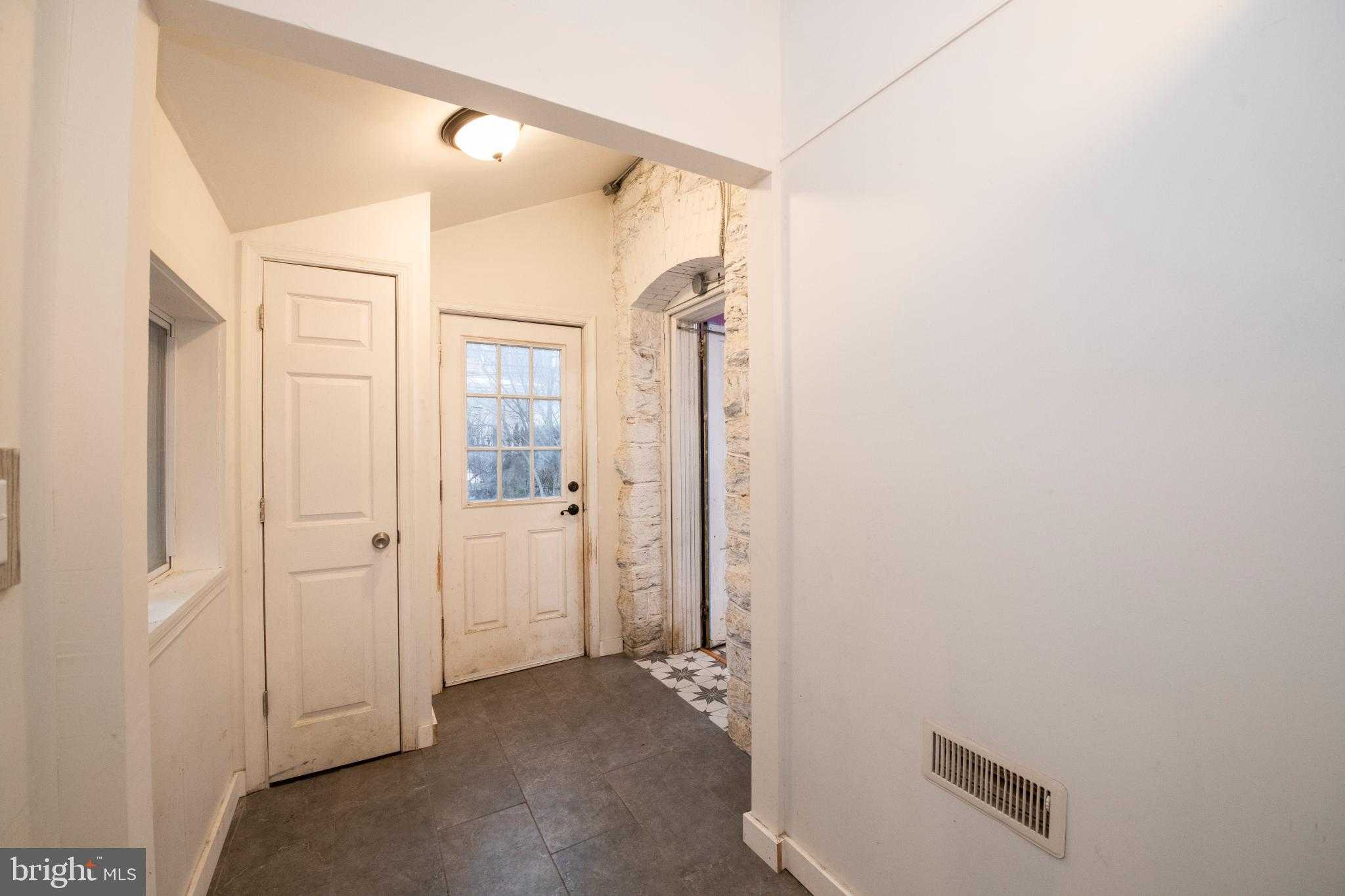 114 E Upsal St photo 25