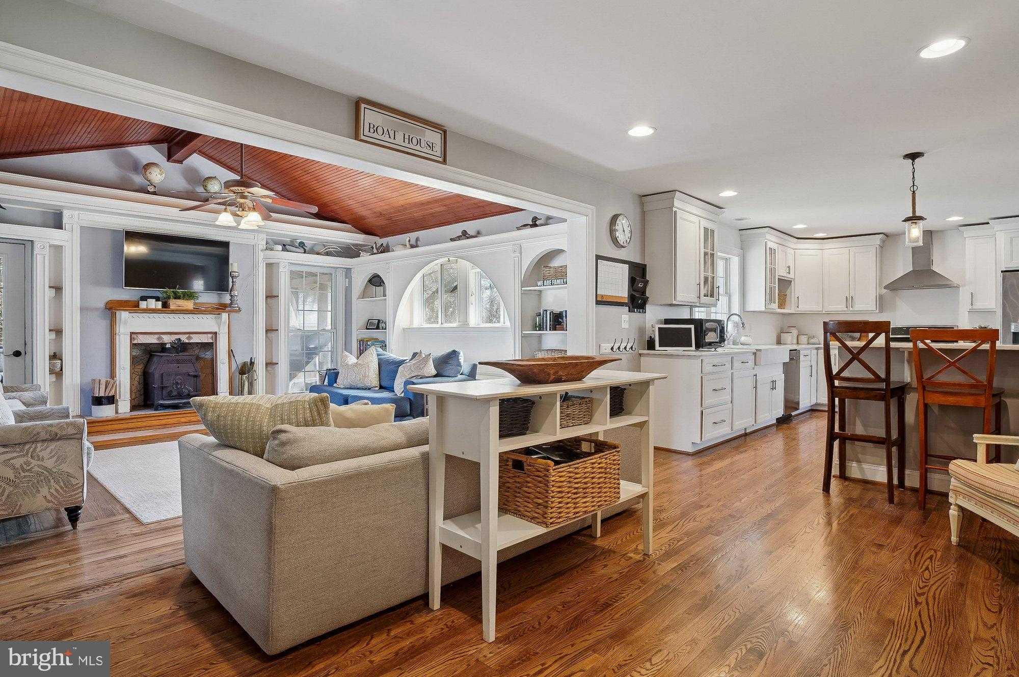 1337 Queen Anne Dr photo 4