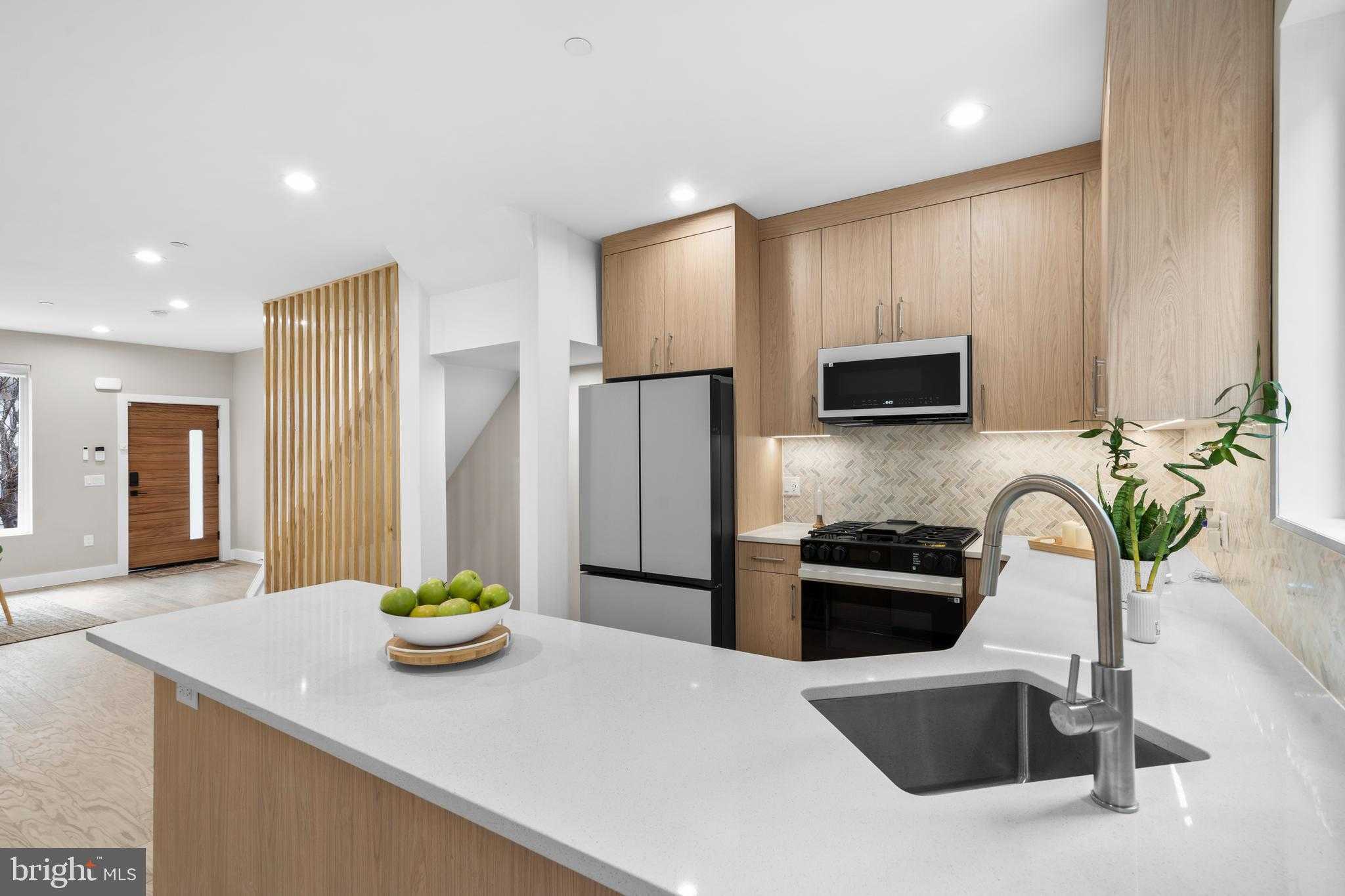 1032 S Randolph St photo 7