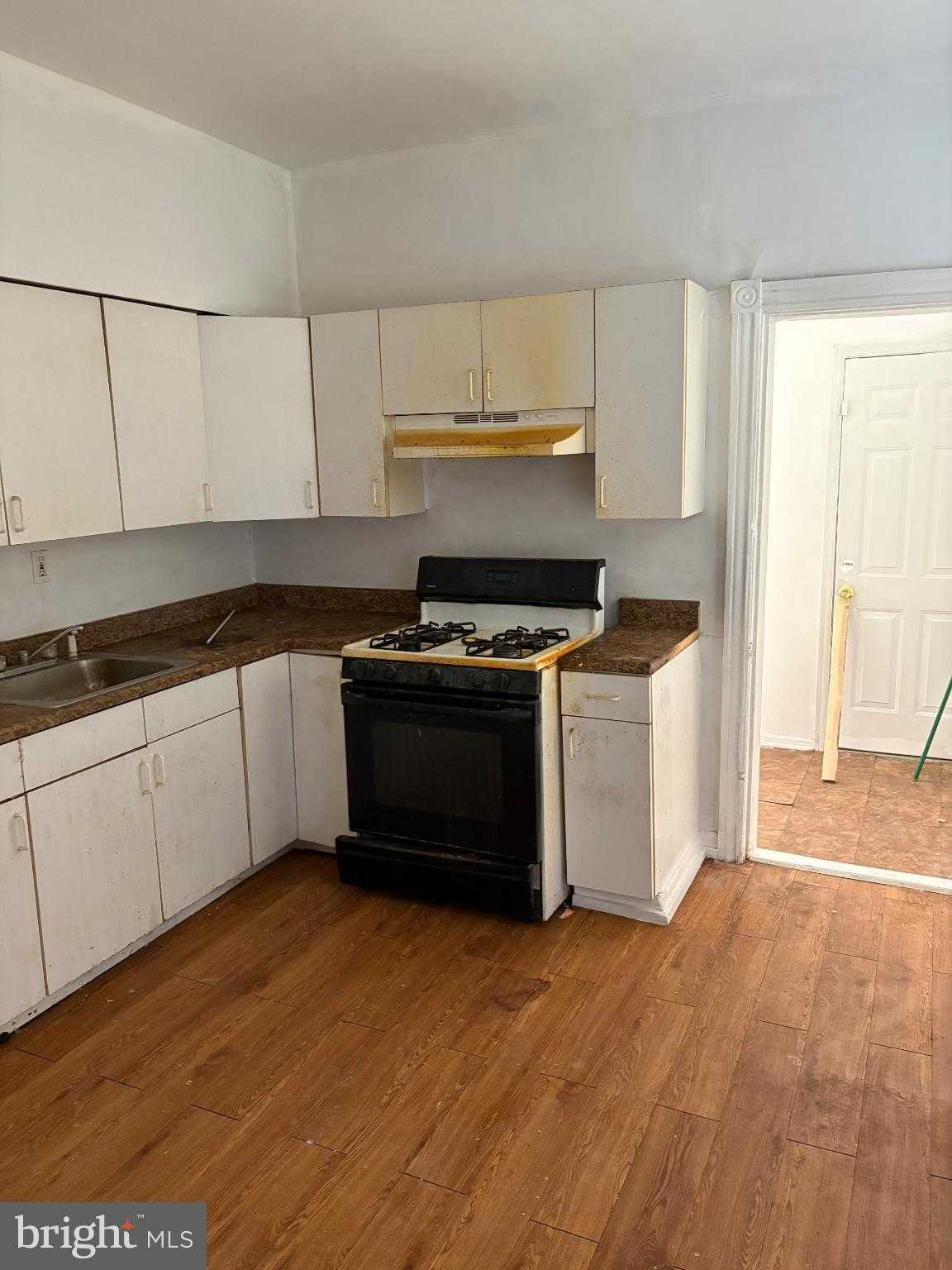 1370 Narragansett St photo 2