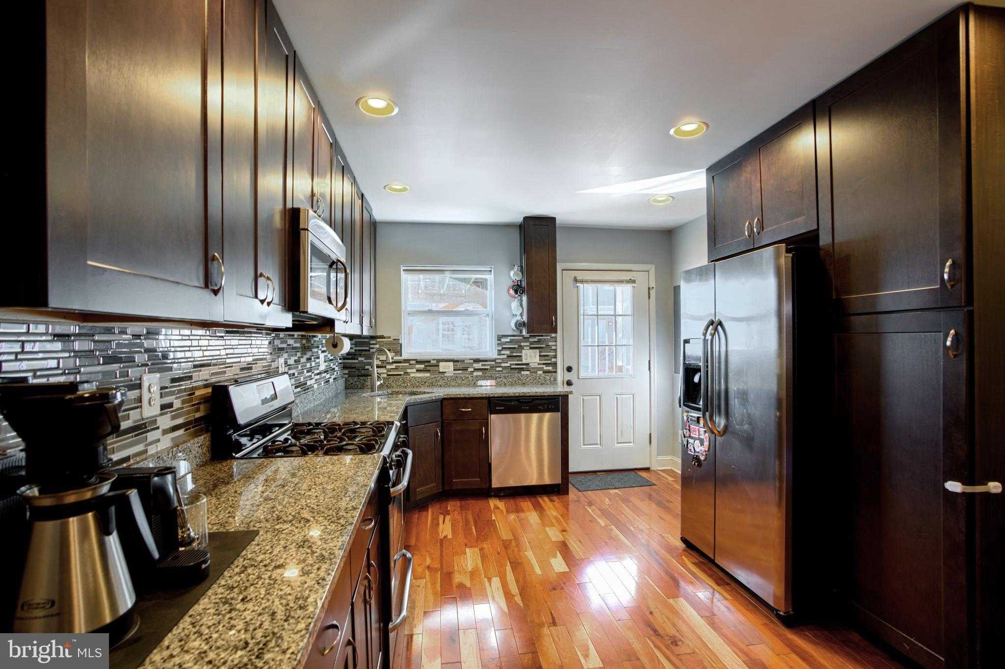 1446 Andre St photo 10