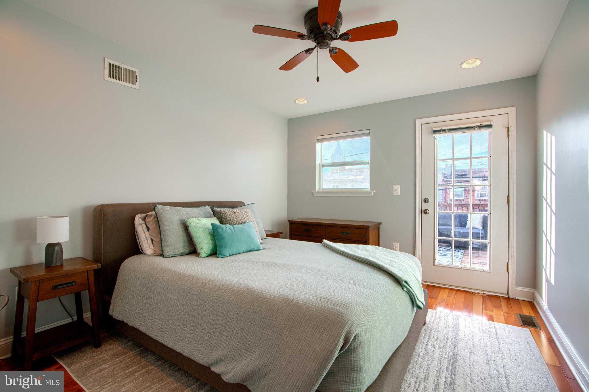 1446 Andre St photo 22