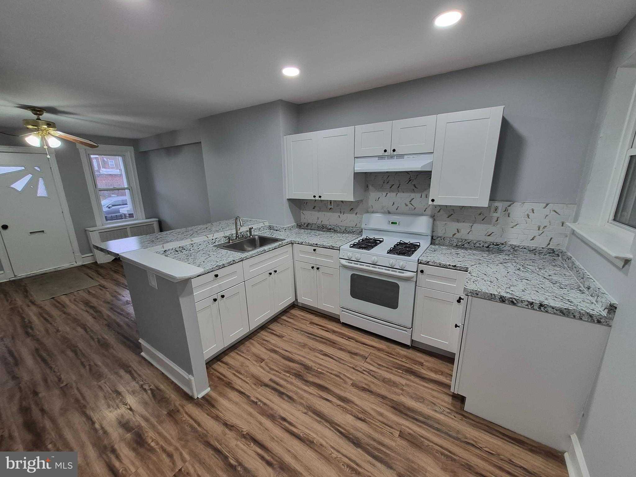 2050 Margaret St photo 4