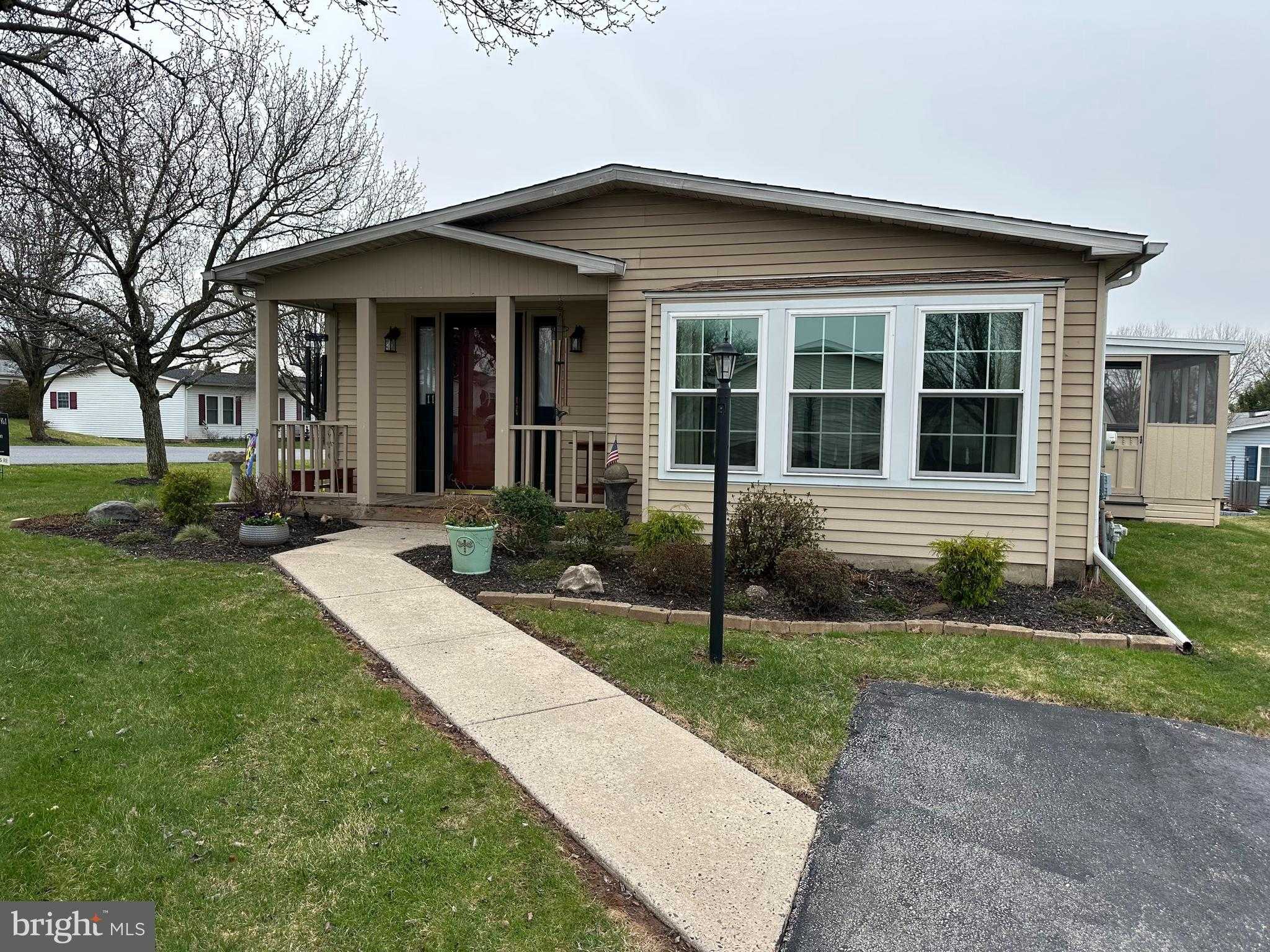 11 Oakplace CT W photo 2