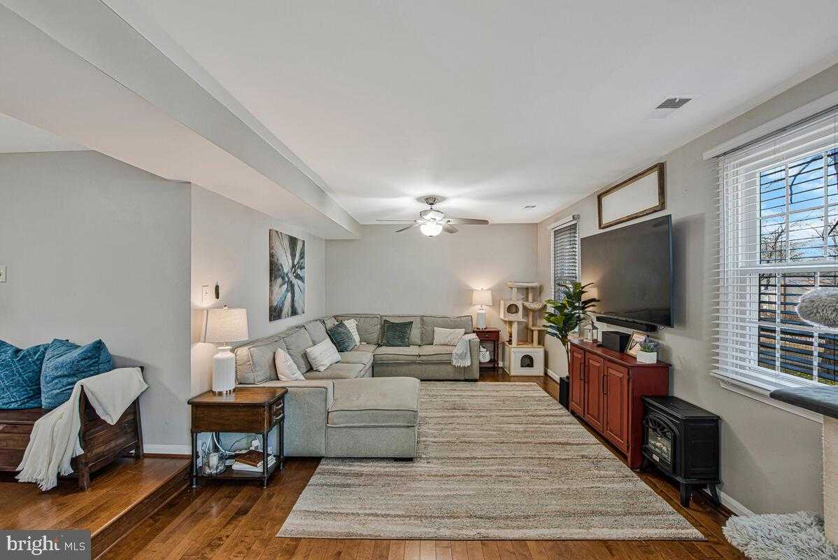 10204 Shaker Dr photo 6