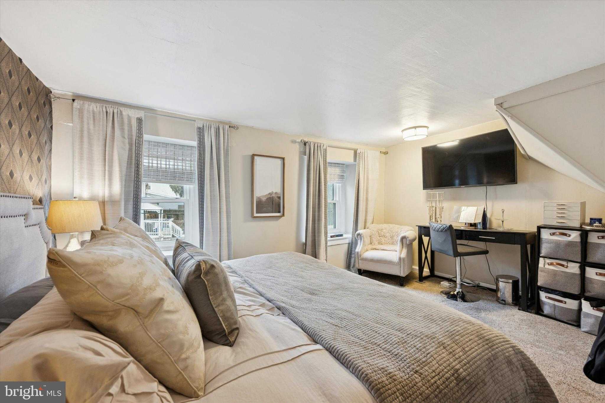 305 W Chestnut St photo 24