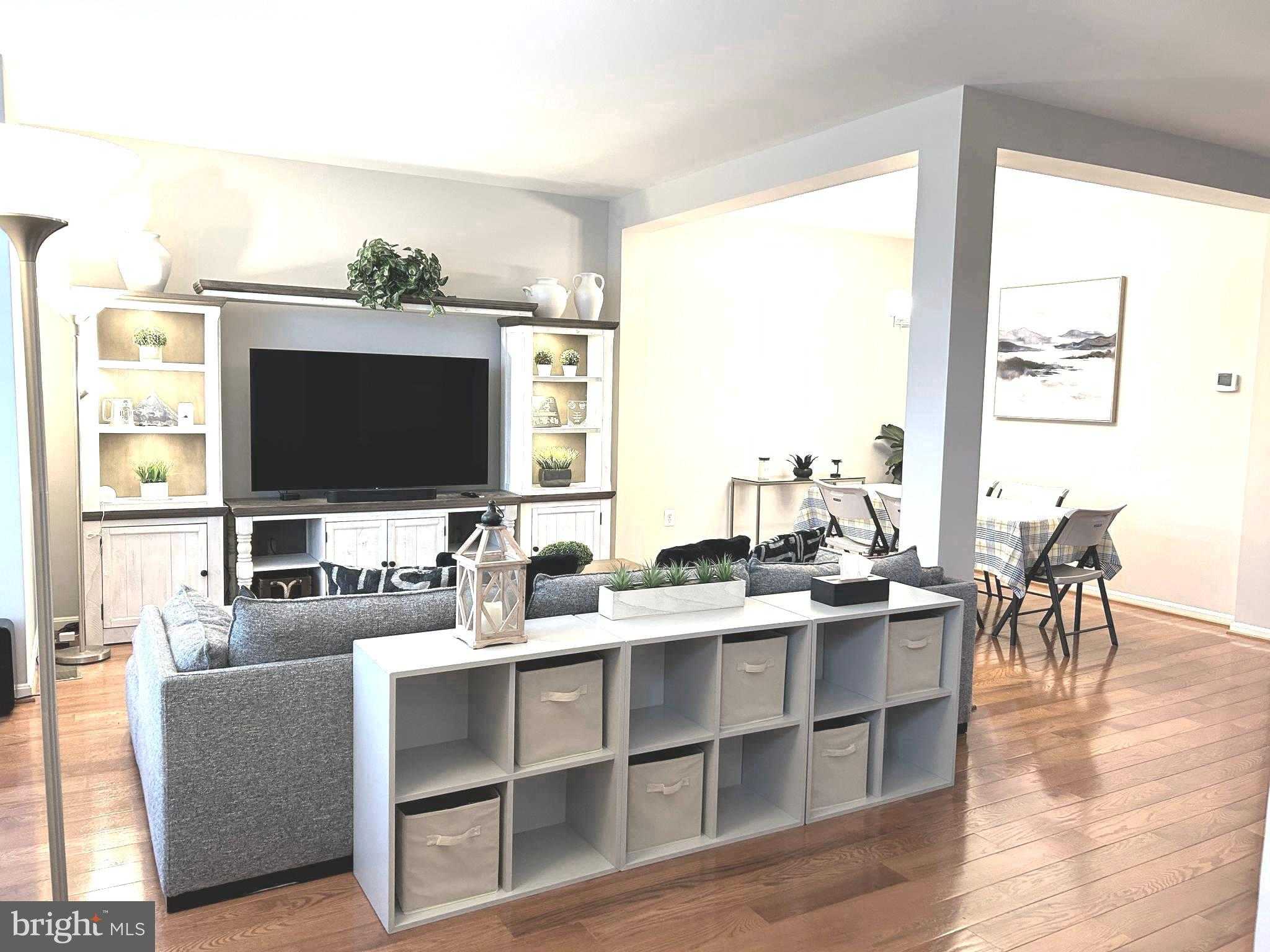 7358 Bloomington CT photo 4