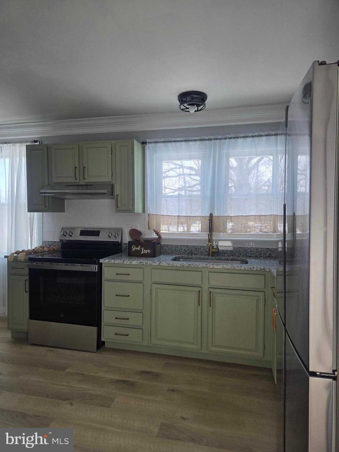 975 Williams St photo 9